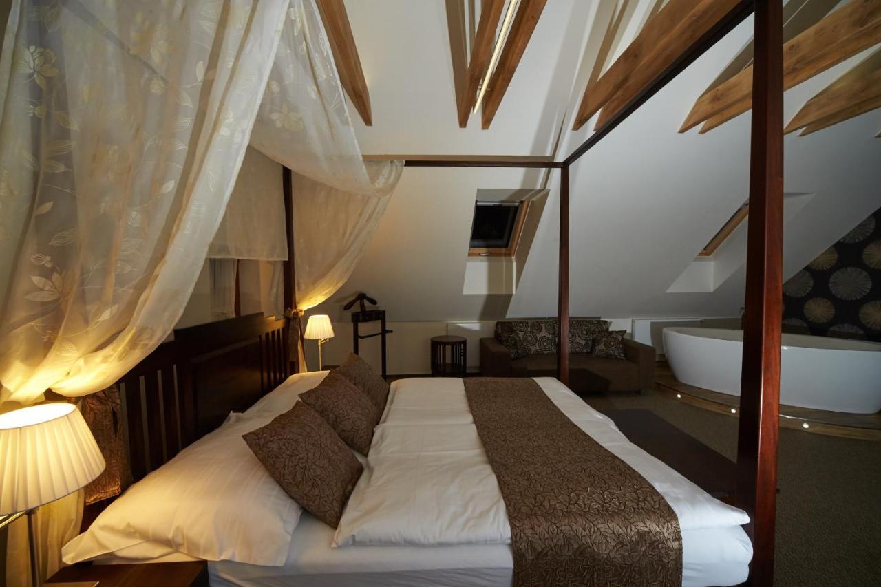 Hotel Bily Jednorozec Třeboň 外观 照片